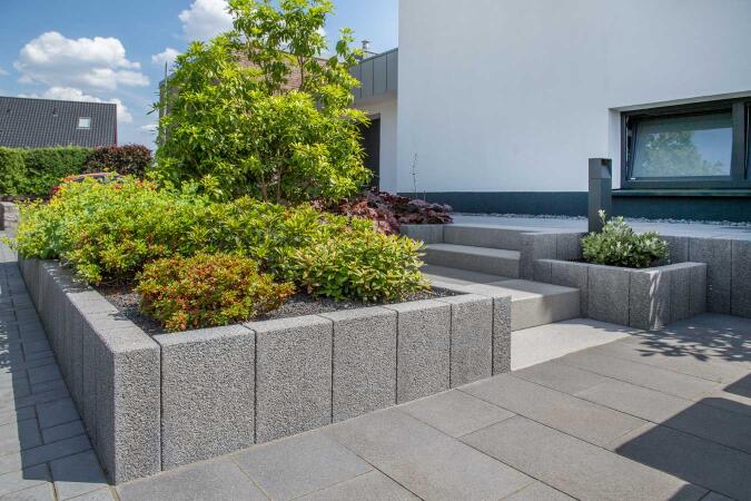 Umbriano Grauanthrazit gemasert in Kombination mit Alessio-Stele Anthrazit