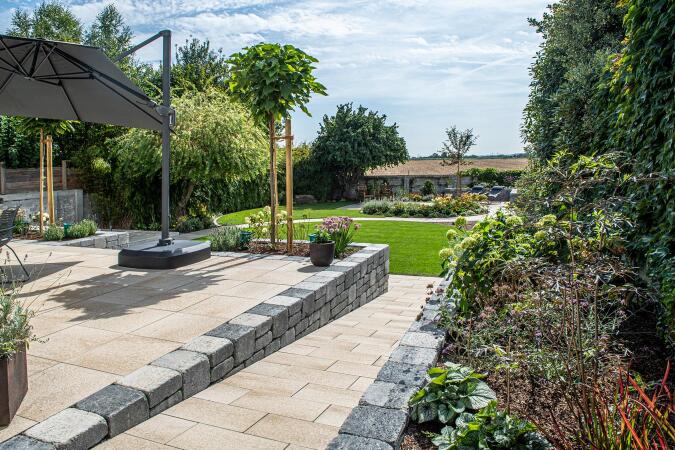 Umbriano Granitbeige gemasert in Kombination mit SPRING Modo Mauer Grau