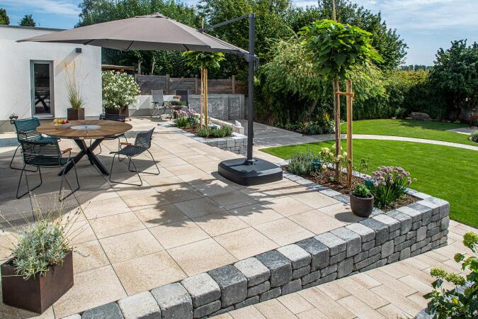 Umbriano Granitbeige gemasert in Kombination mit SPRING Modo Mauer Grau