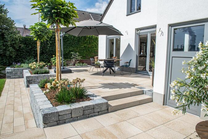 Umbriano Granitbeige gemasert in Kombination mit SPRING Modo grau