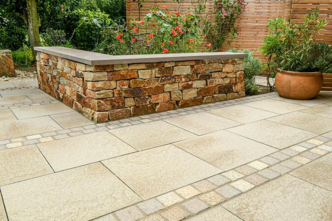 Umbriano Granitbeige gemasert in Kombination mit Naturstein-Pflaster Scarino Tricolor samtiert