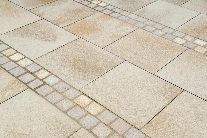 Umbriano Granitbeige gemasert in Kombination mit Naturstein-Pflaster Scarino Tricolor samtiert