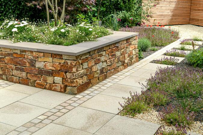 Umbriano Granitbeige gemasert in Kombination mit Naturstein-Pflaster Scarino Tricolor samtiert