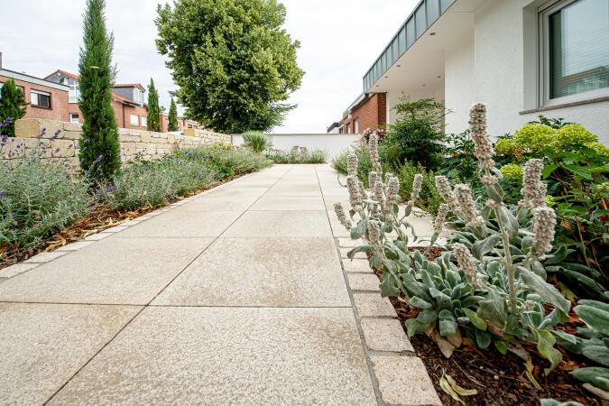 Umbriano Granitbeige gemasert in Kombination mit Naturstein-Pflaster Scarino Tricolor samtiert