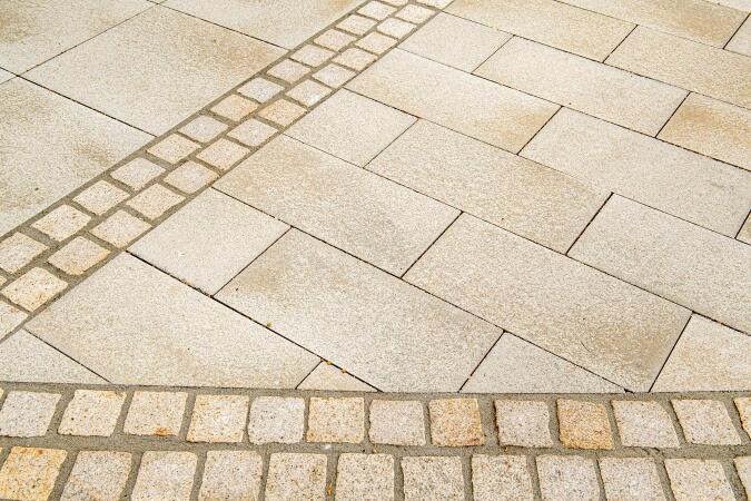 Umbriano Granitbeige gemasert in Kombination mit Naturstein-Pflaster Scarino Tricolor samtiert