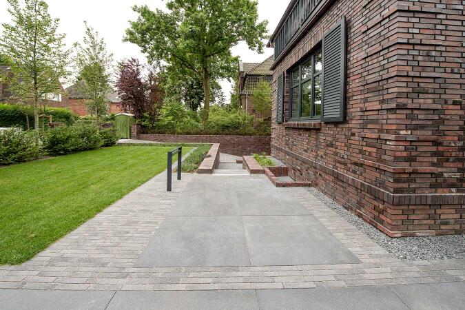 Umbriano Grauanthrazit gemasert in Kombination mit Brikk Basaltgrau gemasert