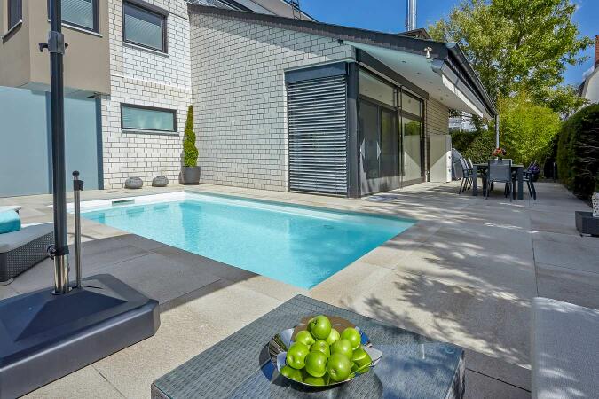 Umbriano Granitbeige gemasert in Kombination mit Pool-Einfassungen Granitbeige gemasert