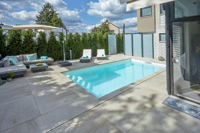 Umbriano Granitbeige gemasert in Kombination mit Pool-Einfassungen Granitbeige gemasert