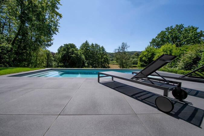 Umbriano Grauanthrazit gemasert in Kombination mit Pool-Einfassungen Grauanthrazit gemasert