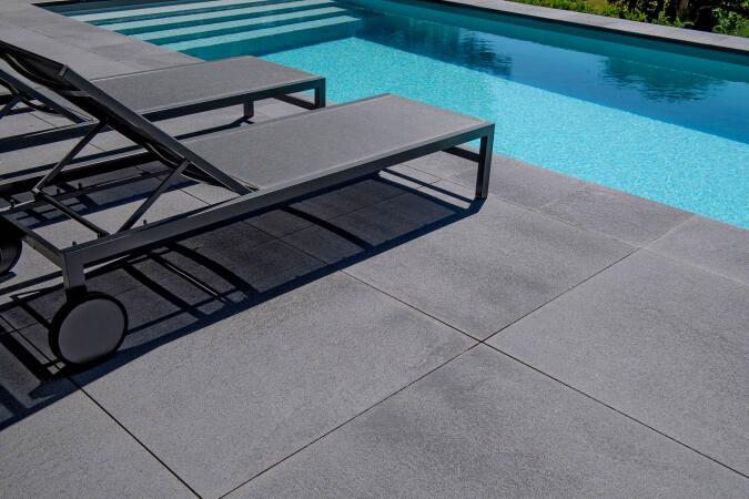 Umbriano Grauanthrazit gemasert in Kombination mit Pool-Einfassungen Grauanthrazit gemasert