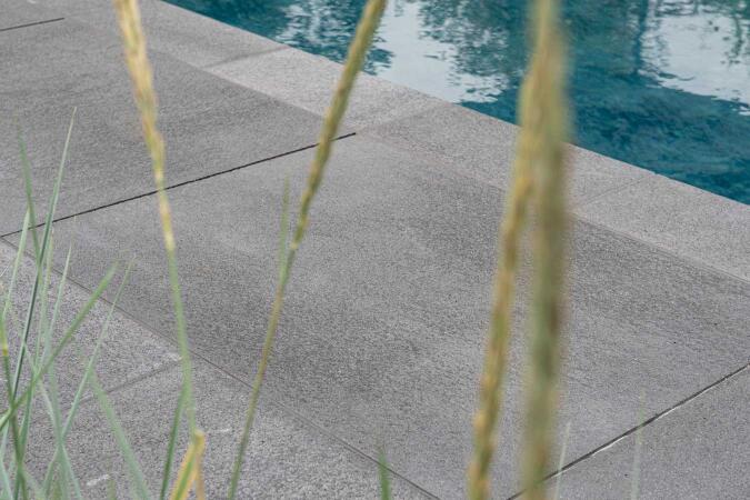 Umbriano Grauanthrazit gemasert in Kombination mit Pool-Einfassungen Grauanthrazit gemasert