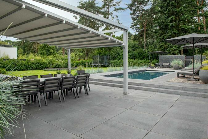 Umbriano Grauanthrazit gemasert in Kombination mit Pool-Einfassungen Grauanthrazit gemasert und Tocano-Blockstufen Grauanthrazit gemasert mit gesägtem Stoß