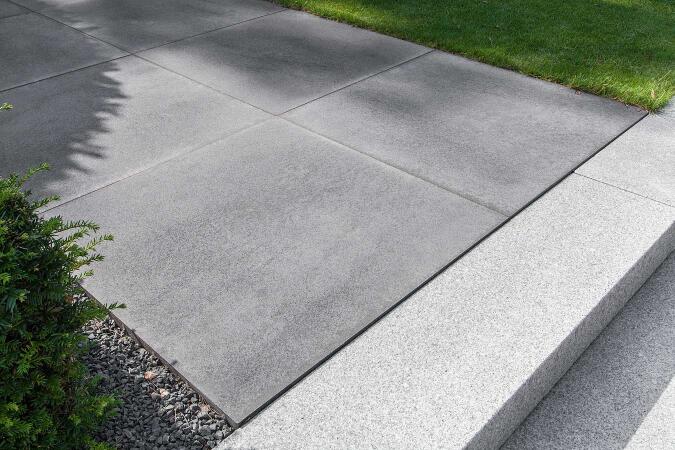 Umbriano Grauanthrazit gemasert in Kombination mit Naturstein-Blockstufen Granit