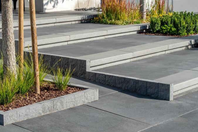 Umbriano Grauanthrazit gemasert in Kombination mit Tocano-Blockstufe Granithell