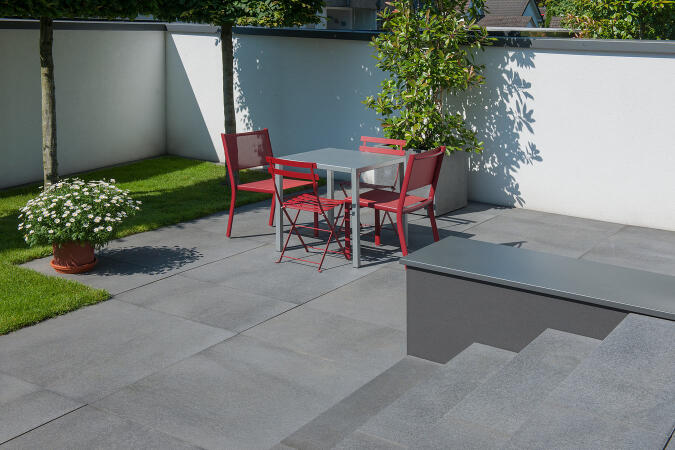 Umbriano Grauanthrazit gemasert in Kombination mit Tocano-Blockstufe Grauanthrazit gemasert mit gesägtem Stoß