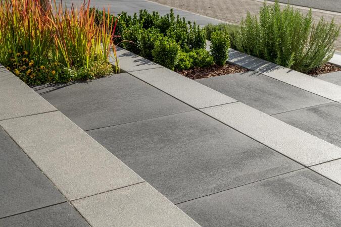 Umbriano Grauanthrazit gemasert in Kombination mit Tocano-Blockstufe Granithell