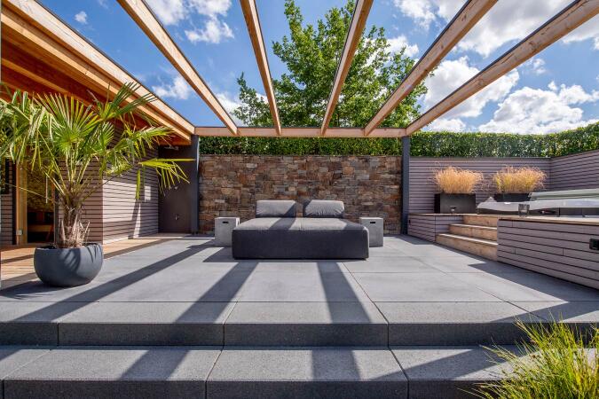 Umbriano Grauanthrazit gemasert in Kombination mit Tocano-Blockstufe Grauanthrazit gemasert mit gesägtem Stoß