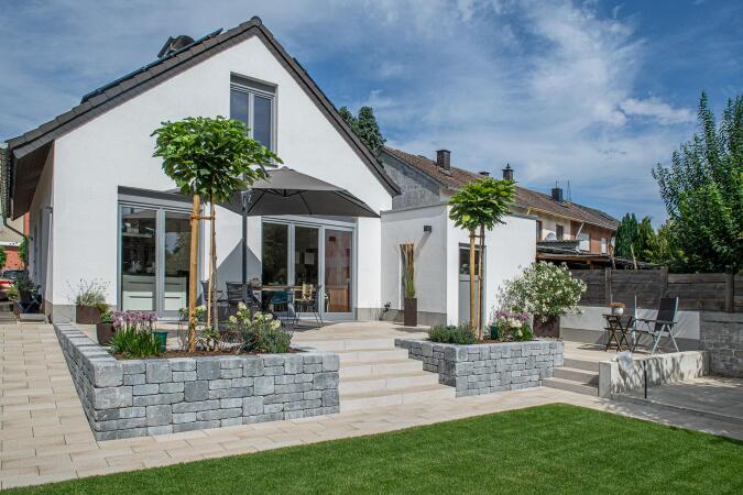 Umbriano Granitbeige gemasert in Kombination mit SPRING Modo grau